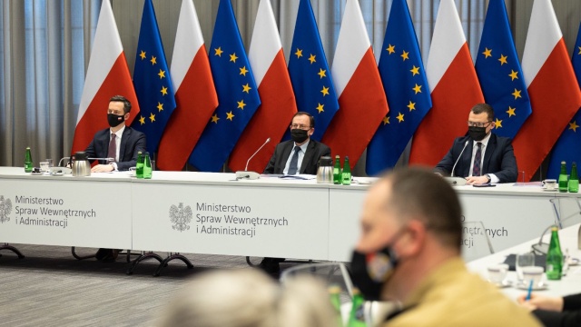 Pierwsi wojenni uchodźcy z Ukrainy są już w Warszawie, pozostali stoją m.in. w ogromnych korkach na drodze z Kijowa - dowiedziało się Radio Szczecin. Niektórym uciekinierom brakuje paliwa, inni zawracają.