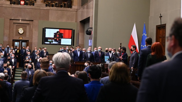 Przez aklamację Sejm RP przyjął uchwałę potępiającą rosyjską agresję na Ukrainę. Federacja Rosyjska wyklucza się ze wspólnoty międzynarodowej. To atak na bezpieczeństwo euroatlantyckie - głosi uchwała.