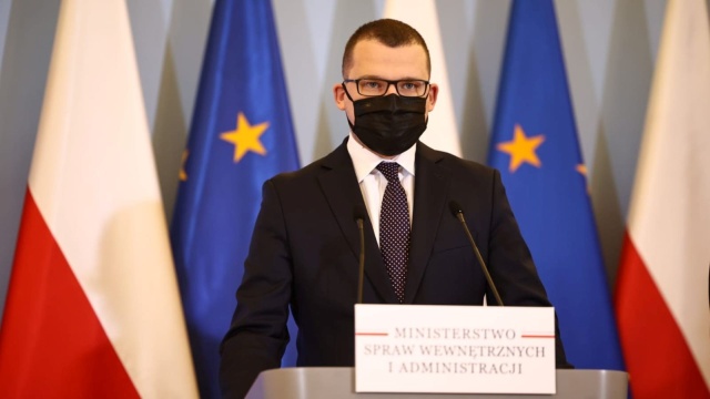 Wiceminister spraw wewnętrznych i administracji Paweł Szefernaker powiedział, że każdy, kto zdecyduje się przekroczyć granicę z Ukrainy do Polski pieszo, zostanie odprawiony. Jak mówił na konferencji prasowej, widać wzmożony ruch na przejściach granicznych.