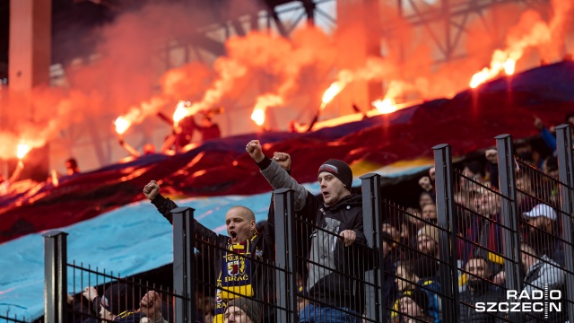 Piłkarze Pogoni doznali pierwszej porażki w tym sezonie na własnym stadionie i stracili pozycję lidera ekstraklasy. Szczecinianie przegrali z Lechem Poznań 0:3 w 23 kolejce rozgrywek o mistrzostwo Polski.
