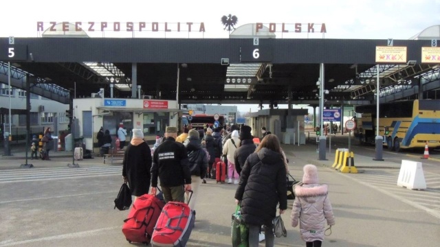 Tysiące Ukraińców przekraczają granicę z Polską czwarty dzień z rzędu.