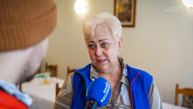 Natalia Kuzniecowa pochodzi z Chersonia, gdzie wojska ukraińskie toczą walkę z rosyjskim najeźdźcą. Pani Natalia codziennie obserwuje w mediach to co się dzieje w jej kraju i pozostaje w kontakcie ze swoją rodziną, która została na Ukrainie.
