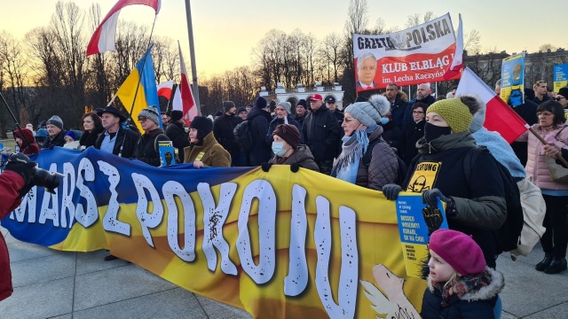 Ulicami Warszawy tysiące osób przeszło w Marszu pokoju w geście solidarności z Ukrainą.