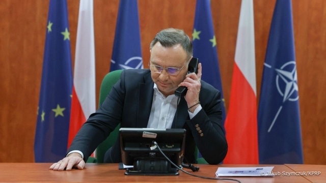 Prezydent Andrzej Duda poinformował, że w czasie godzinnej rozmowy telefonicznej z prezydentem USA omówili wszystkie ważne bieżące tematy, w tym także kwestie odbudowy Ukrainy.
