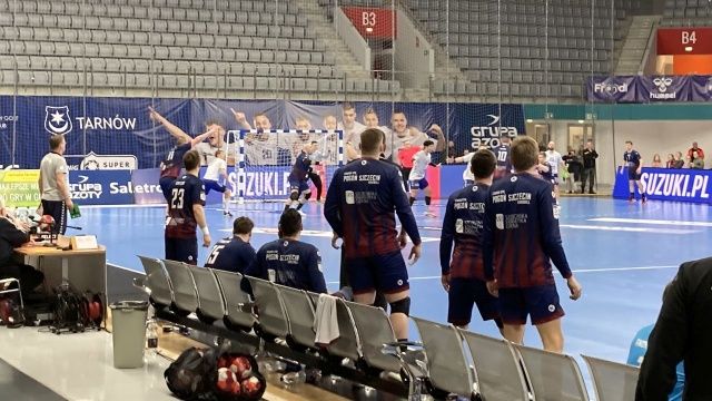 Szczecinianie przegrali z tamtejszą Unią 26:28 w Superlidze. Najskuteczniejszymi zawodnikami portowej siódemki w piątkowym spotkaniu byli Łukasz Gierak i Patryk Krok, którzy zdobyli po 8 bramek.