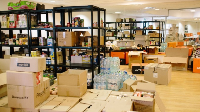 Netto Arena wielkim magazynem na dary dla Ukrainy. Od soboty zbiórka paczek dla uchodźców rusza również w specjalnie wydzielonej części obiektu przy ulicy Szafera w Szczecinie.