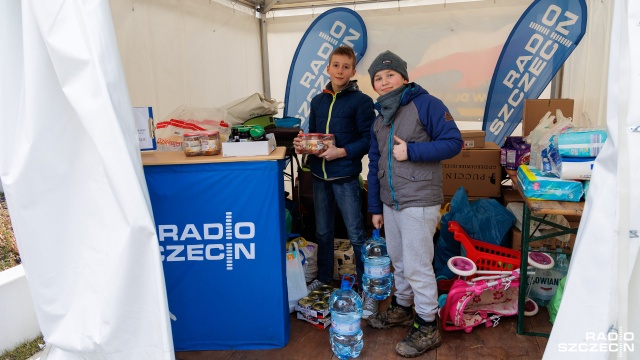 Radio Szczecin przyjmuje dary dla uchodźców. Słuchacze nie zawodzą [ZDJĘCIA]