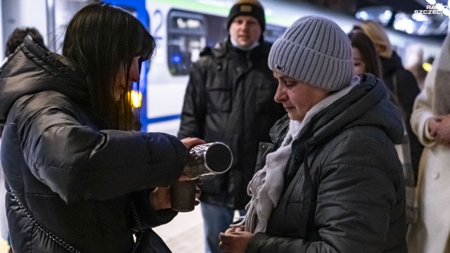 Mój dom zniszczyły rakiety - mówiła jedna z kobiet, która chwilę po północy w niedzielę wysiadła na Dworcu Szczecin Główny. Jechała w największym konwoju z uchodźcami, jaki wyruszył z Przemyśla do Szczecina. W specjalnie doczepianych wagonach jechało 500 osób, którzy uciekli przed wojną.