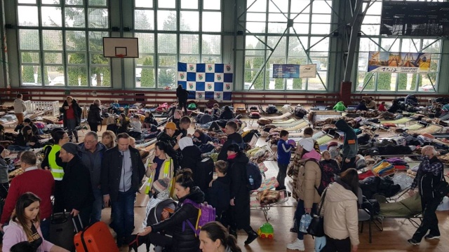Od 24 lutego ponad 900 tysięcy uchodźców przyjechało do Polski z objętej wojną Ukrainy. Część z nich wymaga pomocy medycznej w punktach recepcyjnych funkcjonujących przy przejściach granicznych.