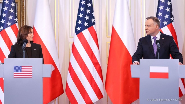 Prezydent powiedział, że Polska wraz z sojusznikami z NATO stoi po stronie Ukrainy. Andrzej Duda rozmawiał z Belwederze z wiceprezydent Stanów Zjednoczonych Kamalą Harris.