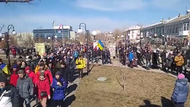 10 tysięcy mieszkańców zajętego przez Rosjan Chersonia demonstrowało przeciw okupantom. Uczestnicy protestu z ukraińskimi flagami i patriotycznymi okrzykami wyszli naprzeciw rosyjskich żołnierzy. Również mieszkańcy innych okupowanych przez Rosjan ukraińskich miast wyrażają swój sprzeciw wobec agresora i wierność swojej ojczyźnie.