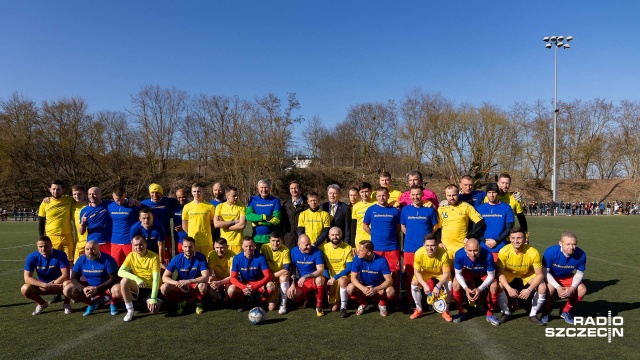 Remisem 1:1 zakończył się mecz charytatywny piłki nożnej Polska - Ukraina, który odbył się w Szczecinie przy ulicy Witkiewicza. Na piłkarskim boisku stanęli byli piłkarze Pogoni Szczecin, przedstawiciele sztuk walki, mistrz olimpijski w wioślarstwie i bokserzy.