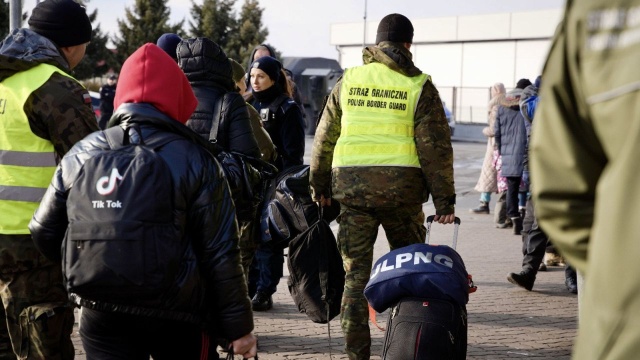 Liczba uchodźców uciekających z Ukrainy do Polski od czasu agresji Rosji przekroczyła 1,7 miliona - podała Straż Graniczna.