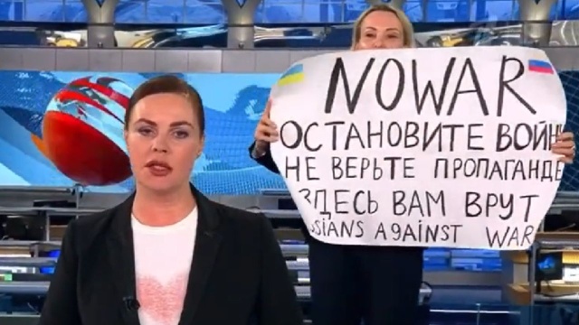 Producentka rosyjskiej telewizji państwowej Marija Owsiannikowa, która w poniedziałek zaprotestowała przeciwko kremlowskiej propagandzie, została skazana na karę 30 tysięcy rubli, czyli około 247 euro.