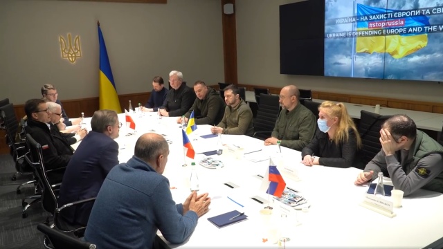 Premier Ukrainy Denys Szmyhal mówi o prawdziwych przyjaciołach - premierach Polski, Czech i Słowenii, którzy przybyli we wtorek z zapowiedzianą w ostatniej chwili wizytą do Kijowa. Oprócz nich do stolicy Ukrainy przyjechał wicepremier Jarosław Kaczyński.