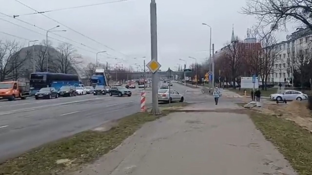Zmiana organizacji ruchu na ul. Energetyków w Szczecinie. Nie ma już tymczasowego ronda na wysokości namiotu po operze.