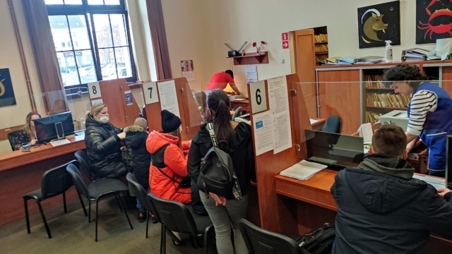 Pierwsza grupa kilkudziesięciu uchodźców z Ukrainy, którzy znaleźli schronienie przed wojną w Stargardzie, otrzymała już numer PESEL- zgodnie z obowiązującymi przepisami specustawy.