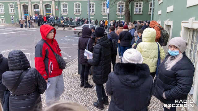 Znowu rośnie kolejka przed urzędem miasta [ZDJĘCIA]