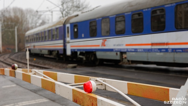 W wyniku porannej awarii z 444 pociągów pasażerskich opóźnionych jest 354 - powiedział wiceminister infrastruktury Andrzej Bittel.