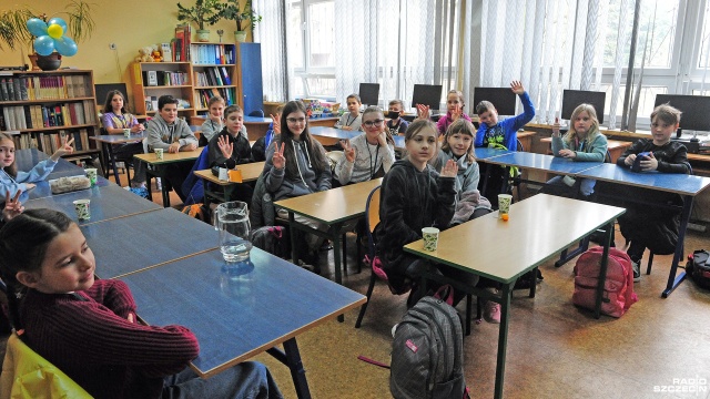 21 dzieci uchodźców z Ukrainy rozpoczęło naukę w Szkole Podstawowej numer 61 w Szczecinie. Dzieci w wieku od 9 do 12 lat są w jednej klasie.