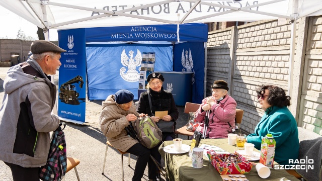 Wojskowe mundury, historyczne książki, ale też kanister-barek, w którym zmieści się sześć szklanek i butelka alkoholu - m.in. takie rzeczy można było kupić podczas kiermaszu Paczki dla Bohatera przy ul. Sambora w Szczecinie.