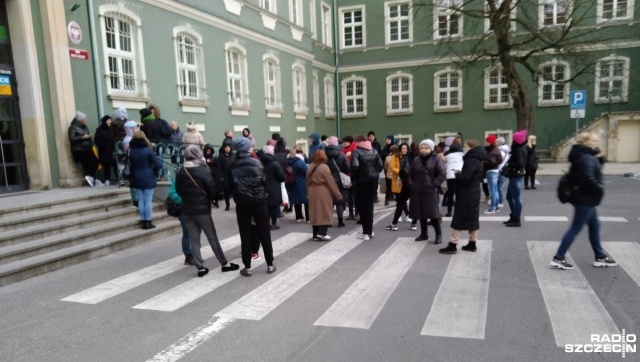 Przez cała noc, kilkudziesięciu Ukraińców koczowało na mrozie przed Urzędem Miejskim w Szczecinie.