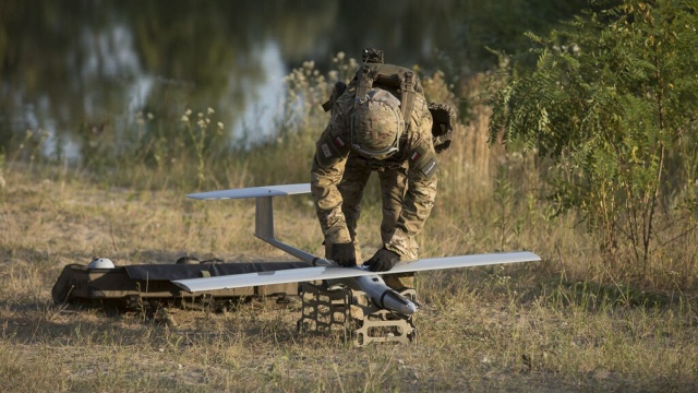 Ministerstwo Obrony Ukrainy opublikowało w mediach społecznościowych film, jak dron FlyEye naprowadza artylerię na rosyjskie siły, m.in. wozy. Producentem tego bezzałogowego systemu powietrznego jest polska Grupa WB.