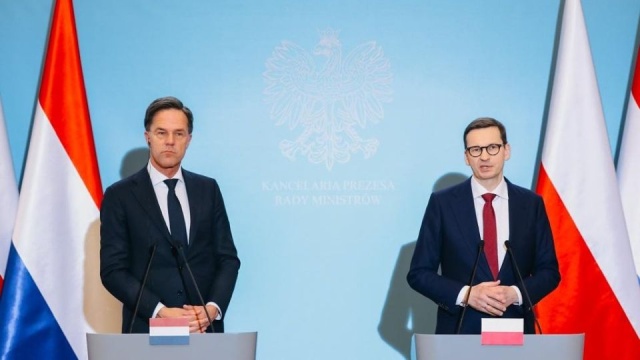 Polska zbiera dowody dokonywanych na Ukrainie przez Rosjan zbrodni wojennych i zamierza przedstawić je w Unii Europejskiej - przekazał premier Mateusz Morawiecki.