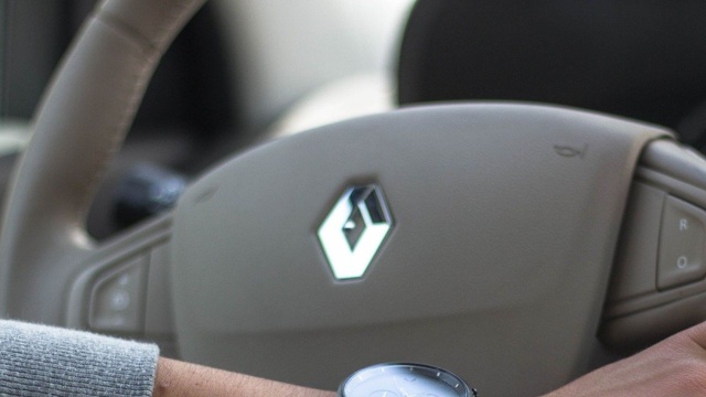 Renault zawiesza działanie swojej moskiewskiej fabryki. Francuski gigant samochodowy poinformował, że w trybie natychmiastowym zamraża pracę w rosyjskiej stolicy.