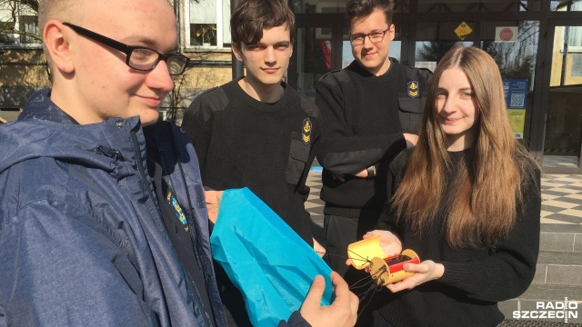 Uczniowie Zespołu Szkół Morskich w Świnoujściu zbudowali satelitę, który już przeszedł pierwsze loty testowe. Jego zadaniem jest zbieranie danych pogodowych, ale też wykrywanie drzew na pustyni.