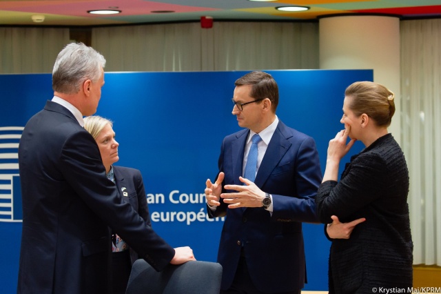 Jest zapowiedź unijnych przywódców dotycząca uszczelnienia dotychczasowych sankcji wobec Rosji za jej napaść na Ukrainę i gotowość do nałożenia kolejnych. Ta sprawa była jednym z głównych tematów pierwszego dnia unijnego szczytu, który zakończył się nad ranem w Brukseli.