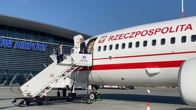 Prezydencki minister Jakub Kumoch poinformował, że samolot z prezydentem Andrzejem Dudą na pokładzie zawrócił do Warszawy. Przyczyną była usterka. Samolot awaryjnie lądował.