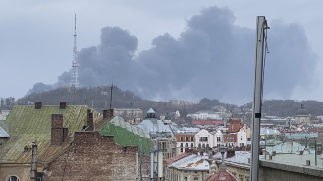 Rosyjskie rakiety dwukrotnie spadły na Lwów. Według wstępnych informacji trafiły w dom mieszkalny, ale też skład paliw i amunicji. Nad miastem z jednej z dzielnic Lwowa unosi się gęsty czarny dym.