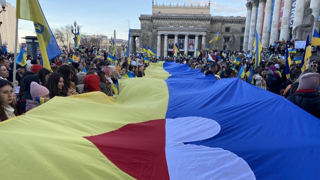 Ukraińcy, którzy mieszkają w Polsce lub którzy uciekli do naszego kraju przed rosyjską agresją, Białorusini i mieszkańcy stolicy uczestniczą w Warszawie przed Pałacem Kultury i Nauki w wiecu wsparcia Ukrainy.