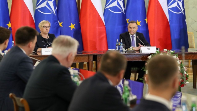 Prezydent Andrzej Duda powiedział po posiedzeniu Rady Bezpieczeństwa Narodowego, że podzielił się z rządem i opozycją informacjami z nadzwyczajnego szczytu NATO oraz z rozmów z prezydentem Stanów Zjednoczonych Joe Bidenem.