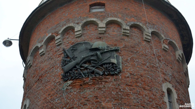 Płaskorzeźba z symbolami systemu totalitarnego zniknie z kołobrzeskiej latarni morskiej. Chodzi i znajdujący się na zabytku sierp i młot.