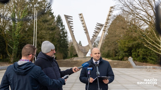 Organizacje patriotyczne ze Szczecina rozpoczęły akcję zbierania podpisów pod projektami trzech uchwał dotyczących usunięcia pomników sowieckich z przestrzeni publicznej. Chodzi o pomniki Braterstwa Broni i Wielkiej Wojny Ojczyźnianej z Cmentarza Centralnego oraz monument z Dąbia.