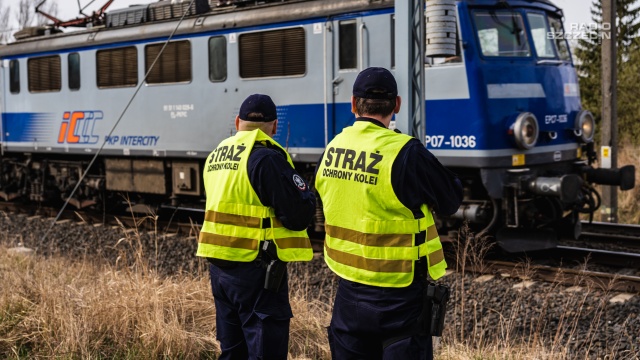 PKP apelują o ostrożność na torach kolejowych. Człowiek nie ma szans z pociągiem. Tylko w tym roku już 40 osób zginęło przechodząc przez tory, najczęściej w miejscach niedozwolonych.