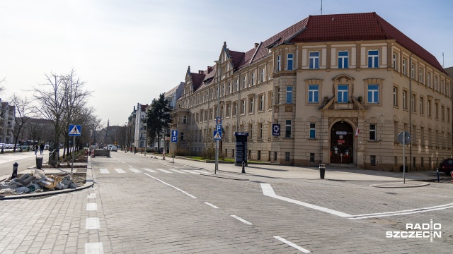 Przebudowana aleja Jana Pawła II w Szczecinie zostanie w piątek udostępniona kierowcom. Chodzi o nieczynny dotychczas odcinek między ulicą Wielkopolską a placem Grunwaldzkim.