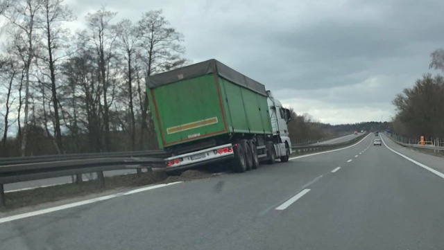Między węzłami Radziszewo a Szczecin-Zachód ciężarówka wbiła się z bariery energochłonne.