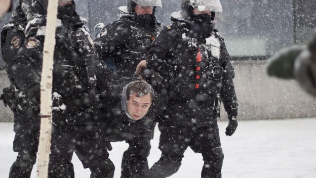 Pojedyncze osoby w Rosji organizują antywojenne pikiety. Jak podają rosyjskie media niezależne, uczestnicy takich akcji są zatrzymywani i przewożeni do policyjnych komisariatów.