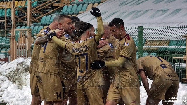 Piłkarze Pogoni w znakomitym stylu powrócili na pierwsze miejsce w tabeli rozgrywek o mistrzostwo Polski. Szczecinianie w śnieżnej zadymce pokonali w sobotni wieczór na wyjeździe Górnika Łęczna 4:0.