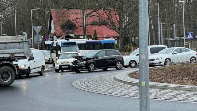 Kolizja samochodu osobowego z ciężarówką w okolicy ronda na szczecińskim Głębokim.