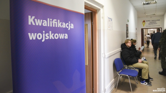 W Szczecinie trwa kwalifikacja wojskowa. Większość nie wiąże swojej przyszłości z wojskiem, ale jak mówią, jak będzie trzeba, to będą bronić ojczyzny.