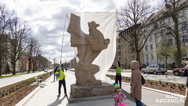 Szczeciński Gryf opatulony biała płachtą i workami z piaskiem - w ten sposób artysta Łukasz Surowiec symbolicznie chroni go przed rosyjska agresją.