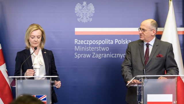 Szefowie dyplomacji Polski i Wielkiej Brytanii opowiadają się jednoznacznie za ostrymi sankcjami wobec Rosji. Po rozmowach w Warszawie ministrowie Zbigniew Rau i Liz Truss podkreślali, że Moskwa powinna jeszcze bardziej odczuć presję Zachodu.