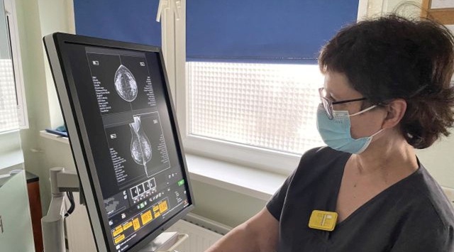 Już ponad 600 pacjentek zostało przebadanych mammografem, który od grudnia działa w przychodni Wojewódzkiego Ośrodka Medycyny Pracy przy ul. Bolesława Śmiałego w Szczecinie.