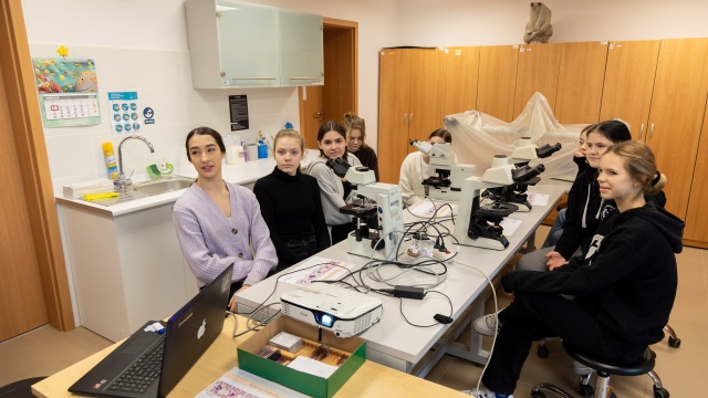 Zajęcia laboratoryjne z biologii molekularnej, prezentacja makrobezkręgowców wodnych czy mutacji muszki owocowej. To część warsztatów na jakie zaprasza Instytut Biologii Uniwersytetu Szczecińskiego.