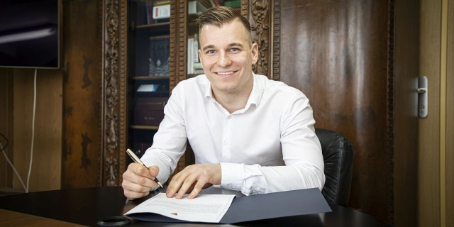 19-letni piłkarz podpisał ze szczecińskim klubem nowy kontrakt ważny do końca czerwca 2025 roku.