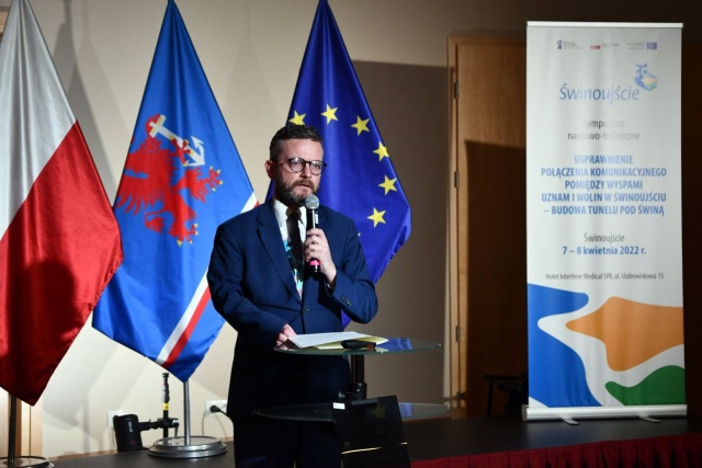 Wyzwanie inżynieryjne, ogromny skok w jakości życia Świnoujścia i strategiczne działanie państwa - naukowcy, samorządowcy i politycy spotkali się w czwartek w kurorcie na sympozjum techniczno-naukowym i rozmawiali o znaczeniu budowy tunelu pod Świną.